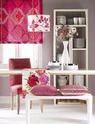 Столовую в розовом стиле дополняют натяжные потолки