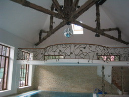 Натяжные потолки с наклонной поверхностью в бассейне