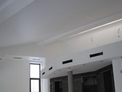 Увеличить Потолок в таунхаусе с балконом