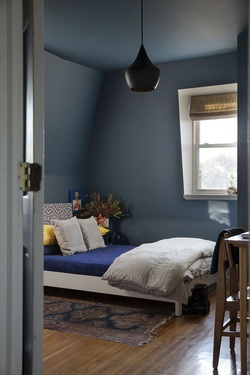  деревенский стиль спальни с синим потолком  