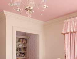 розовый потолок