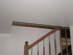 Потолок в коттедже, лестница